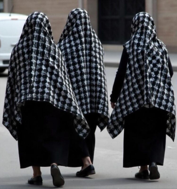 Kur’an-ı Kerim’de başörtüsü ayeti “humurahünne” ifadesi ve Afyon Sandıklı yöresinde “maharma” adı verilen örtü ile ilişkisi